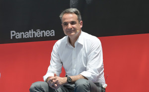 Κυριάκος Μητσοτάκης: Στα Χανιά με την οικογένειά του, αλλά ο νους του στη Madonna