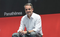 Κυριάκος Μητσοτάκης: Στα Χανιά με την οικογένειά του, αλλά ο νους του στη Madonna