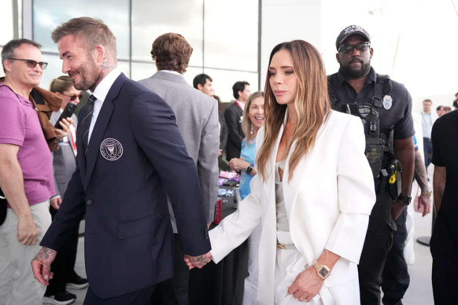 Η Victoria Beckham γίνεται ξανθιά και επιλέγει ένα απρόσμενο μήκος μαλλιών