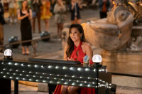 Η Ashley Park υπόσχεται μεγάλες «Mindy Moments» στο Emily in Paris Season 5