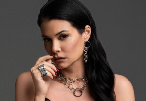 Μαρία Κορινθίου: Ετοιμάζεται για γιορτές στο εξωτερικό με τον σύντροφό της και απαντά για τα νεύρα του Αϊβάζη