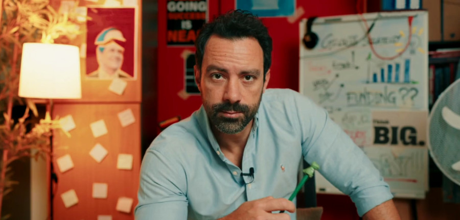 Dragons’ Den: Ο Σάκης Τανιμανίδης τα κάνει όλα μόνος του (και δεν συμφέρει) στο νέο τρέιλερ του παιχνιδιού