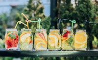 Τα πιο εύκολα καλοκαιρινά cocktails που φτιάχνεις σπίτι χωρίς shaker