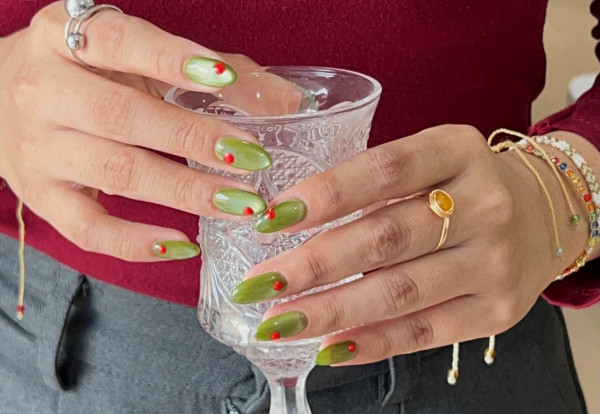 Dry martini με μία ελιά: Το διάσημο κοκτέιλ που τρεντάρει όσο κανένα άλλο στα φθινοπωρινά χρώματα για τα νύχια