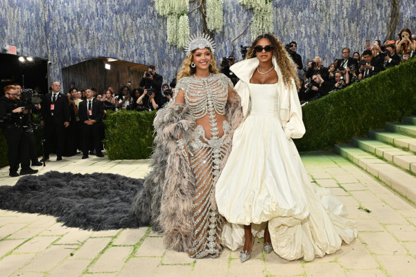 Met Gala 2026: Η Billie Eilish και η Millie Bobby Brown περίμεναν να ενηλικιωθούν, η κόρη της Beyonce πήγε στα 14!