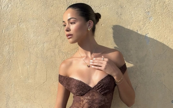 Μόνο σε 1 μήνα, αυτός ο ορός υπόσχεται πιο μακριά και πιο πλούσια μαλλιά