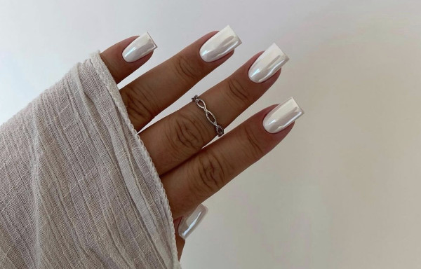 Αυτό το pearly manicure λέγεται ότι είναι το πιο απλό μυστικό για να αναδείξεις το μαύρισμά σου