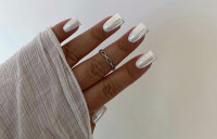 Αυτό το pearly manicure λέγεται ότι είναι το πιο απλό μυστικό για να αναδείξεις το μαύρισμά σου