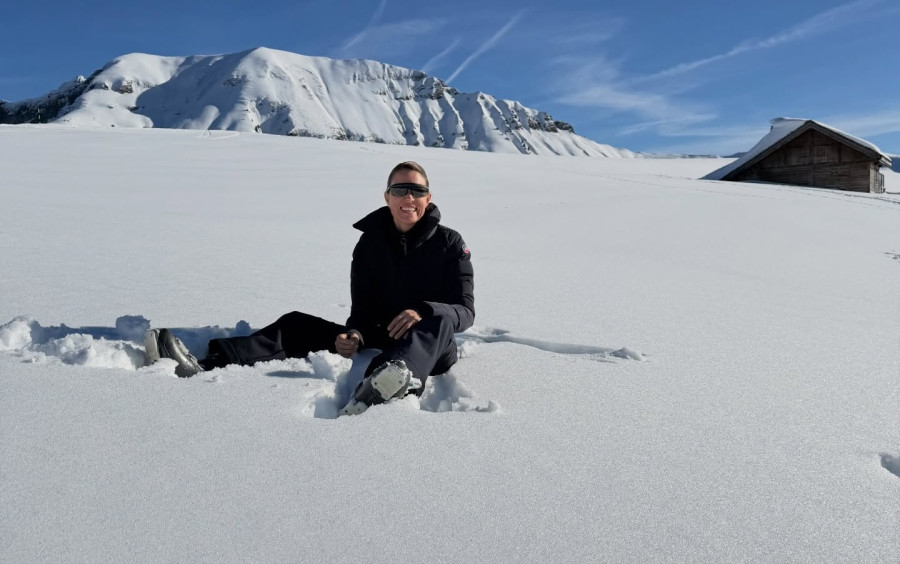 Βίκυ Καγιά: Snow Angels και λαμπερό χαμόγελο με τα παιδιά στα χιόνια