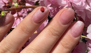 Ladybug nails: Η retro ανοιξιάτικη τάση που δεν περιμέναμε να γίνει viral
