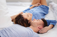 Γιατί ο γυμνός ύπνος ενισχύει την οικειότητα ενός ζευγαριού