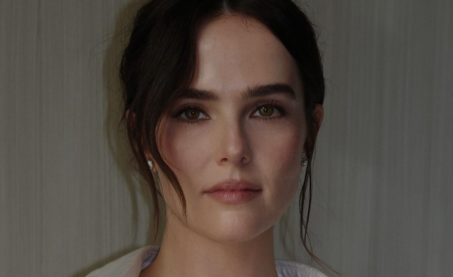 Πώς να αποτρέψετε το concealer από το να «κάθεται» στις λεπτές γραμμές κάτω από τα μάτια