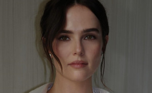 Πώς να αποτρέψετε το concealer από το να «κάθεται» στις λεπτές γραμμές κάτω από τα μάτια