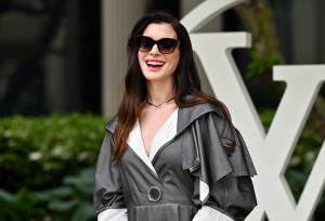 Με ένα σετ που θυμίζει πιτζάμα, η Anne Hathaway καταφέρνει να συνδυάζει άψογα κομψότητα και άνεση