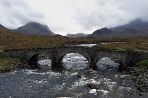 Ο μύθος της Sligachan Bridge: Τα νερά που χαρίζουν αιώνια ομορφιά σε 7 δευτερόλεπτα