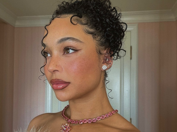 Αυτό το glitter spray είναι το μυστικό πίσω από το Chrome Blush Trend του TikTok