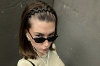 Η Hailey Bieber υπέκυψε κι εκείνη σε αυτό το εμβληματικό αξεσουάρ μαλλιών της δεκαετίας του 1990