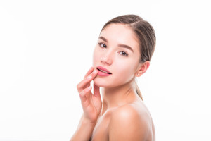 Barely-there Lips: Η τάση που κάνει τα χείλη να δείχνουν φυσικά πιο όμορφα