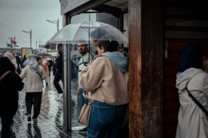 Γιατί μυρίζει διαφορετικά ο αέρας μετά την πρώτη φθινοπωρινή βροχή; Υπάρχει επιστημονική εξήγηση