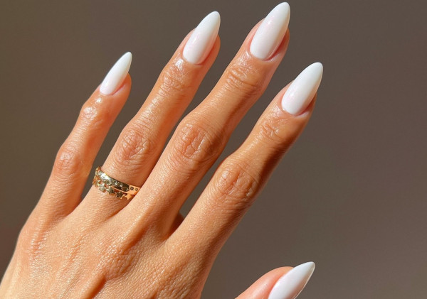 Τα ‘Coconut milk’ nails θα αναβαθμίσουν μαγικά το καλοκαιρινό σου μαύρισμα