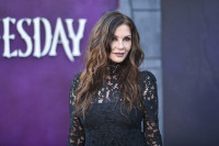 Στα 56 της, η Catherine Zeta-Jones εφαρμόζει την τεχνική του monochrome makeup για ένα φωτεινό και φυσικό αποτέλεσμα