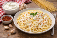 Μακαρόνια με γιαούρτι και σκόρδο: Η πιο εύκολη συνταγή όταν δεν έχεις τίποτα στο σπίτι