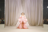 Γιατί ο Giambattista Valli ακύρωσε την επίδειξη μόδας του την τελευταία στιγμή;