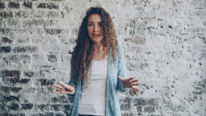 Οι ψυχολόγοι λένε ότι οι drama queens έχουν αυτές τις 6 συμπεριφορές. Πώς θα τις αποφύγεις;