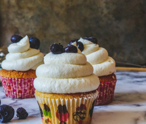 Cupcakes βανίλιας με αφράτη βουτυρόκρεμα και φρέσκα berries