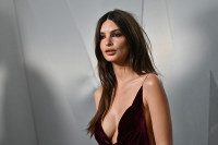 Πουά, κορδόνια, έντονα χρώματα… Η Emily Ratajkowski μας δίνει τις καλύτερες ιδέες για μαγιό