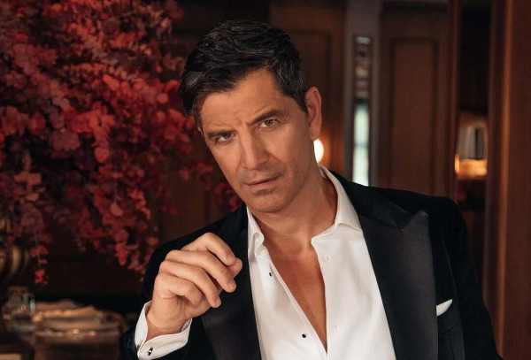 Σάκης Ρουβάς: Στόλισε το σπίτι του λίγο πριν από τα Χριστούγεννα και μας έβαλε σε γιορτινό mood μέσα από ένα απολαυστικό βίντεο