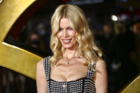 Το ξανθό της Claudia Schiffer είναι το χρώμα-αντίδοτο στη γήρανση που αξίζει να υιοθετήσεις μετά τα 50