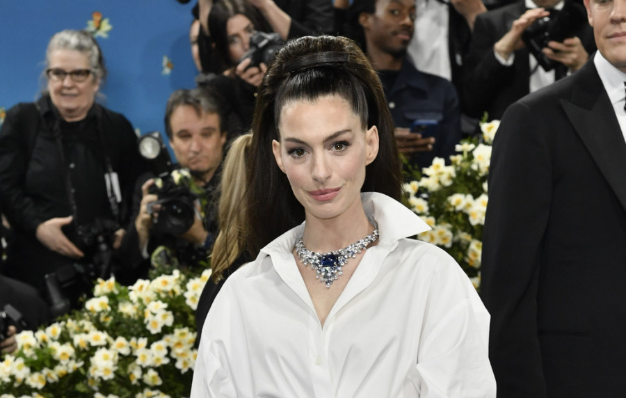 Η facialist της Anne Hathaway αποκαλύπτει τα μυστικά της για την καταπολέμηση του πρηξίματος και των μαύρων κύκλων
