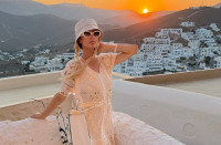 Paris Hilton: Το άλμπουμ της από το... sliving στην Ελλάδα είναι φουλ στα ηλιοβασιλέματα