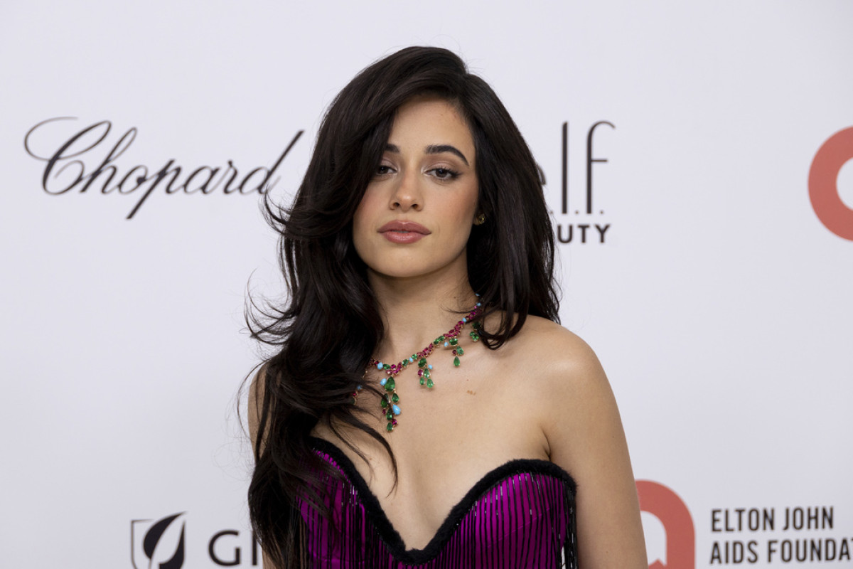 Slip Dress & Bra - Η Camila Cabello φέρνει την εποχή των ‘00s στο σήμερα