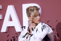 Η τουνίκ της Έλσα Χοσκ με το βαθύ ντεκολτέ ήταν απόλυτα “White Lotus”