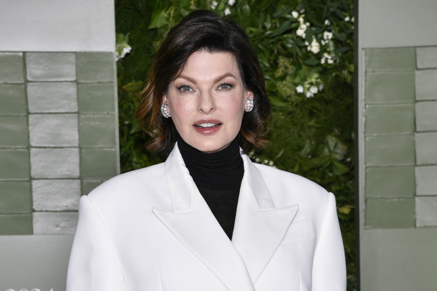 «Flipped bob»: Η Linda Evangelista παρουσιάζει το πιο κομψό ρετρό καρέ στο catwalk της Chanel