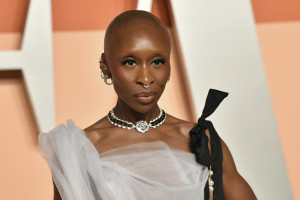 Η Cynthia Erivo αποδεικνύει ότι μια super glam ασημί σκιά δεν είναι μόνο για τις γιορτές