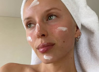 Sandwich Skincare Method: Η απλή και ευφυής τεχνική που κάνει τις κρέμες και τους ορούς πιο αποτελεσματικούς