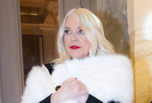 Ρούλα Κορομηλά: Τα Χριστούγεννα κάνει αυτό που -μάλλον- κάνουμε όλοι μας. Τι, όχι;