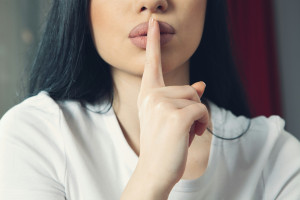 Είναι σωστό να πω στη νυν σύντροφο του πρώην μου ότι με απάτησε; Ένα challenging ερώτημα!