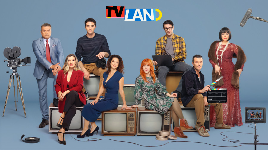 TV Land: Μπορεί η νέα κωμωδία της ΕΡΤ για το τι γίνεται πίσω από τις κάμερες να κάνει τη διαφορά;
