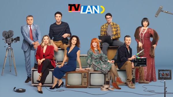 TV Land: Μπορεί η νέα κωμωδία της ΕΡΤ για το τι γίνεται πίσω από τις κάμερες να κάνει τη διαφορά;