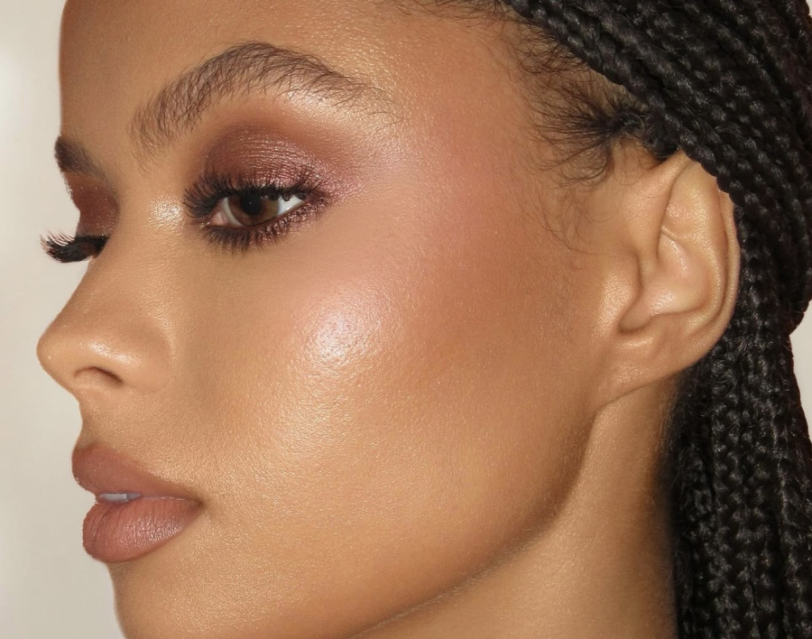 Δείτε πού πρέπει να εφαρμόζετε το bronzer στο πρόσωπο για άμεσο lifting αποτέλεσμα