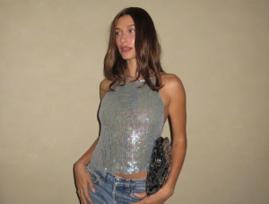 «Jeans και ένα ωραίο top»: Γιατί τα γιορτινά μας looks υπόσχονται να είναι cool και χαλαρά;