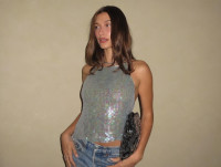 «Jeans και ένα ωραίο top»: Γιατί τα γιορτινά μας looks υπόσχονται να είναι cool και χαλαρά;