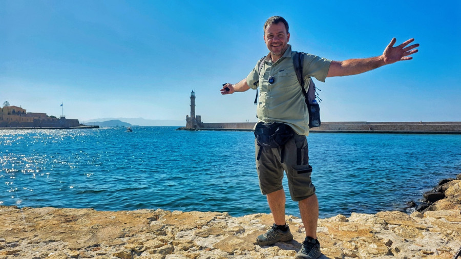 Happy Traveller: Ο Ευτύχης Μπλέτσας ακολουθεί τα βήματα του Ζορμπά και ανακαλύπτει μια άλλη πλευρά της Κρήτης