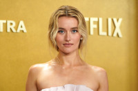 Η Sarah Pidgeon («Love Story») υιοθετεί το makeup look που θα αντιγράψουμε αυτή την άνοιξη