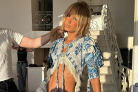 Η Bella Hadid αναβιώνει τον συνδυασμό κολάν και Ugg, ένα εμβληματικό look των 2000s