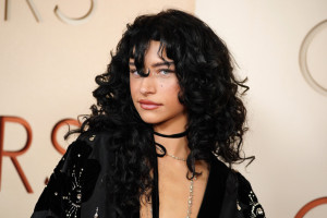 Gothic waves: Το χτένισμα της Margot Robbie στα Ανεμοδαρμένα Ύψη πήγε στα Oscars